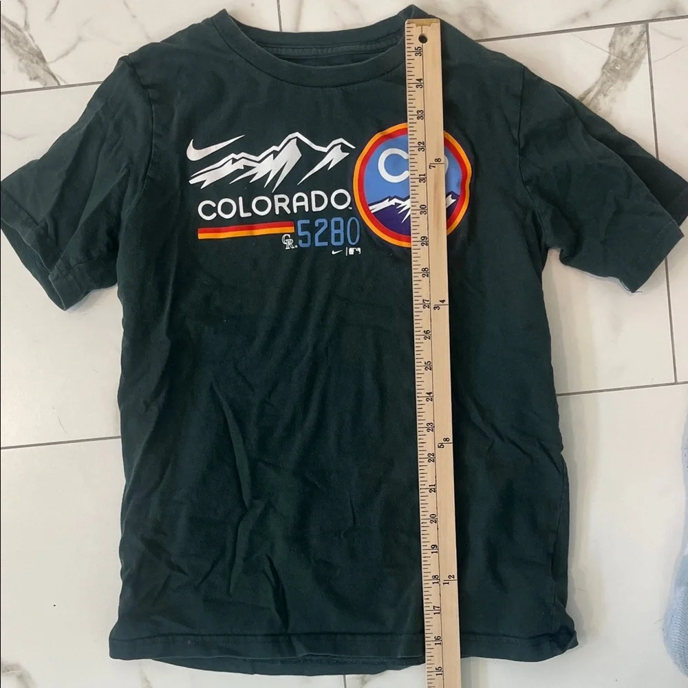 Nike green Colorado Graphic Kids Short Sleeve Tee with Multicolor Badge